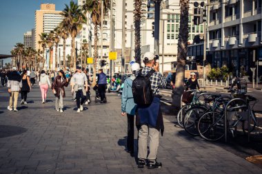 Tel Aviv, İsrail, 3 Ocak 2026 Tel Aviv geçidi boyunca gezinti yaparak Orta Doğu 'daki bölgesel güvenlik gerilimlerine rağmen günlük dayanıklılığını gösteriyor..