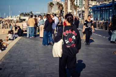 Tel Aviv, İsrail, 3 Ocak 2026 Tel Aviv geçidi boyunca gezinti yaparak Orta Doğu 'daki bölgesel güvenlik gerilimlerine rağmen günlük dayanıklılığını gösteriyor..