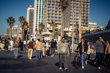 Tel Aviv, İsrail, 3 Ocak 2026 Tel Aviv geçidi boyunca gezinti yaparak Orta Doğu 'daki bölgesel güvenlik gerilimlerine rağmen günlük dayanıklılığını gösteriyor..