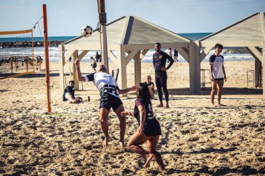 Tel Aviv, İsrail, 3 Ocak 2026 Sahilde çeşitli aktivitelere katılan insanlar, Tel Aviv sakinleri için fiziksel aktivite ve zihinsel kaçış için hayati bir sığınak olmaya devam ediyor..