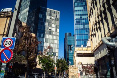 Tel Aviv, İsrail, 3 Ocak 2026, şehrin eşsiz mimari mirasını gösteren bir binanın ön cephesinin ayrıntıları. Tarihi Bauhaus 'tan modern konut tasarımlarına kadar uzanan bu yapılar.