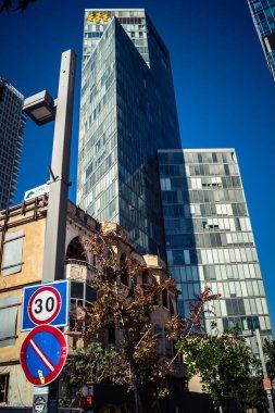 Tel Aviv, İsrail, 3 Ocak 2026, şehrin eşsiz mimari mirasını gösteren bir binanın ön cephesinin ayrıntıları. Tarihi Bauhaus 'tan modern konut tasarımlarına kadar uzanan bu yapılar.