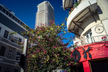 Tel Aviv, İsrail, 3 Ocak 2026, şehrin eşsiz mimari mirasını gösteren bir binanın ön cephesinin ayrıntıları. Tarihi Bauhaus 'tan modern konut tasarımlarına kadar uzanan bu yapılar.