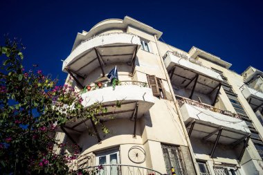 Tel Aviv, İsrail, 3 Ocak 2026, şehrin eşsiz mimari mirasını gösteren bir binanın ön cephesinin ayrıntıları. Tarihi Bauhaus 'tan modern konut tasarımlarına kadar uzanan bu yapılar.