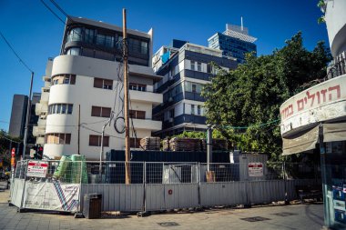 Tel Aviv, İsrail, 3 Ocak 2026, şehrin eşsiz mimari mirasını gösteren bir binanın ön cephesinin ayrıntıları. Tarihi Bauhaus 'tan modern konut tasarımlarına kadar uzanan bu yapılar.