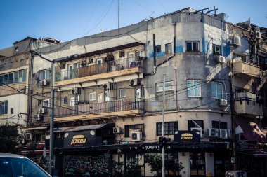 Tel Aviv, İsrail, 3 Ocak 2026, şehrin eşsiz mimari mirasını gösteren bir binanın ön cephesinin ayrıntıları. Tarihi Bauhaus 'tan modern konut tasarımlarına kadar uzanan bu yapılar.