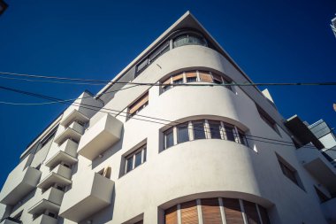 Tel Aviv, İsrail, 3 Ocak 2026, şehrin eşsiz mimari mirasını gösteren bir binanın ön cephesinin ayrıntıları. Tarihi Bauhaus 'tan modern konut tasarımlarına kadar uzanan bu yapılar.