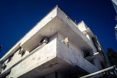 Tel Aviv, İsrail, 3 Ocak 2026, şehrin eşsiz mimari mirasını gösteren bir binanın ön cephesinin ayrıntıları. Tarihi Bauhaus 'tan modern konut tasarımlarına kadar uzanan bu yapılar.