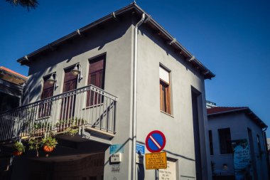 Tel Aviv, İsrail, 3 Ocak 2026, şehrin eşsiz mimari mirasını gösteren bir binanın ön cephesinin ayrıntıları. Tarihi Bauhaus 'tan modern konut tasarımlarına kadar uzanan bu yapılar.