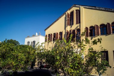 Tel Aviv, İsrail, 3 Ocak 2026, şehrin eşsiz mimari mirasını gösteren bir binanın ön cephesinin ayrıntıları. Tarihi Bauhaus 'tan modern konut tasarımlarına kadar uzanan bu yapılar.