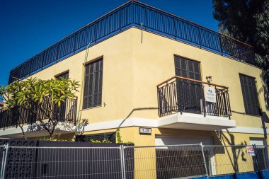 Tel Aviv, İsrail, 3 Ocak 2026, şehrin eşsiz mimari mirasını gösteren bir binanın ön cephesinin ayrıntıları. Tarihi Bauhaus 'tan modern konut tasarımlarına kadar uzanan bu yapılar.