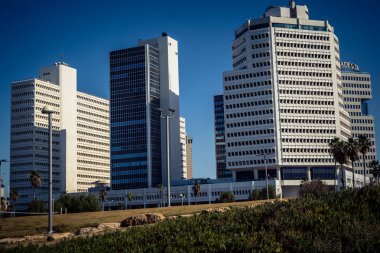 Tel Aviv, İsrail, 3 Ocak 2026, şehrin eşsiz mimari mirasını gösteren bir binanın ön cephesinin ayrıntıları. Tarihi Bauhaus 'tan modern konut tasarımlarına kadar uzanan bu yapılar.