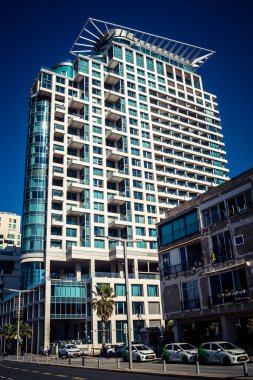 Tel Aviv, İsrail, 3 Ocak 2026, şehrin eşsiz mimari mirasını gösteren bir binanın ön cephesinin ayrıntıları. Tarihi Bauhaus 'tan modern konut tasarımlarına kadar uzanan bu yapılar.