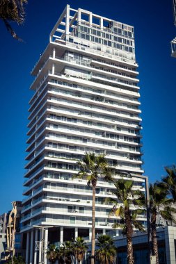 Tel Aviv, İsrail, 3 Ocak 2026, şehrin eşsiz mimari mirasını gösteren bir binanın ön cephesinin ayrıntıları. Tarihi Bauhaus 'tan modern konut tasarımlarına kadar uzanan bu yapılar.