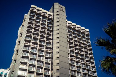 Tel Aviv, İsrail, 3 Ocak 2026, şehrin eşsiz mimari mirasını gösteren bir binanın ön cephesinin ayrıntıları. Tarihi Bauhaus 'tan modern konut tasarımlarına kadar uzanan bu yapılar.