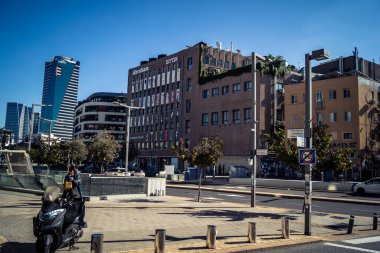 Tel Aviv, İsrail, 3 Ocak 2026 Tel Aviv sokak manzarası, devam eden bölgesel çatışmaların arka planına karşı modern mimari ve şehir hayatının eşsiz bir karışımını ortaya koyuyor..
