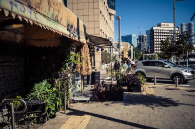 Tel Aviv, İsrail, 3 Ocak 2026 Tel Aviv sokak manzarası, devam eden bölgesel çatışmaların arka planına karşı modern mimari ve şehir hayatının eşsiz bir karışımını ortaya koyuyor..