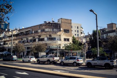 Tel Aviv, İsrail, 3 Ocak 2026 Tel Aviv sokak manzarası, devam eden bölgesel çatışmaların arka planına karşı modern mimari ve şehir hayatının eşsiz bir karışımını ortaya koyuyor..