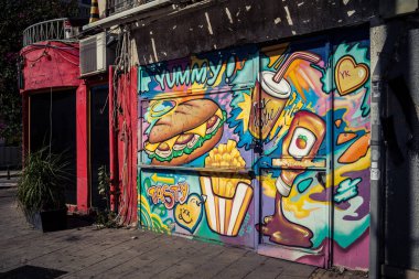 Tel Aviv, İsrail, 3 Ocak 2026 Tel Aviv sokak manzarası, devam eden bölgesel çatışmaların arka planına karşı modern mimari ve şehir hayatının eşsiz bir karışımını ortaya koyuyor..