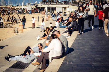 Tel Aviv, İsrail, 3 Ocak 2026 plaja bakan basamaklarda oturan insanlar bir anlık sakinliğin tadını çıkarıyorlar. Bölgesel çatışmalarla işaretlenmiş bir şehirde, bu toplantılar dinginliğe duyulan ihtiyacı yansıtıyor.