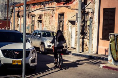 Tel Aviv, İsrail, 3 Ocak 2026 Bisikletçiler Tel Aviv 'deki Akdeniz gezinti alanı boyunca normal yaşam sürebilmek için açık hava fiziksel aktivitelerini kucaklıyorlar..