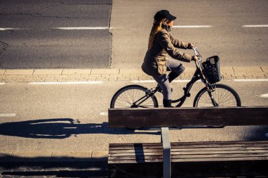 Tel Aviv, İsrail, 3 Ocak 2026 Bisikletçiler Tel Aviv 'deki Akdeniz gezinti alanı boyunca normal yaşam sürebilmek için açık hava fiziksel aktivitelerini kucaklıyorlar..