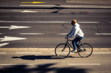 Tel Aviv, İsrail, 3 Ocak 2026 Bisikletçiler Tel Aviv 'deki Akdeniz gezinti alanı boyunca normal yaşam sürebilmek için açık hava fiziksel aktivitelerini kucaklıyorlar..