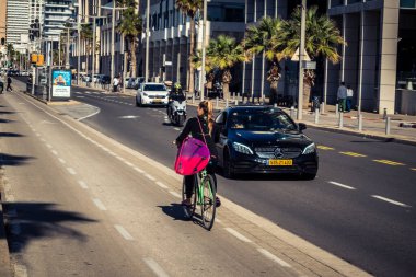 Tel Aviv, İsrail, 3 Ocak 2026 Bisikletçiler Tel Aviv 'deki Akdeniz gezinti alanı boyunca normal yaşam sürebilmek için açık hava fiziksel aktivitelerini kucaklıyorlar..