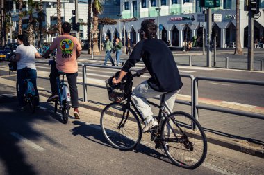 Tel Aviv, İsrail, 3 Ocak 2026 Bisikletçiler Tel Aviv 'deki Akdeniz gezinti alanı boyunca normal yaşam sürebilmek için açık hava fiziksel aktivitelerini kucaklıyorlar..