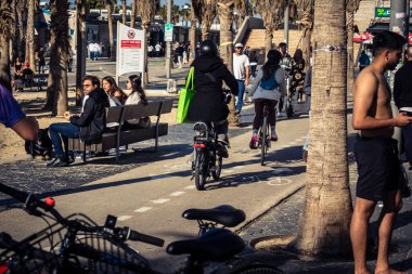 Tel Aviv, İsrail, 3 Ocak 2026 Bisikletçiler Tel Aviv 'deki Akdeniz gezinti alanı boyunca normal yaşam sürebilmek için açık hava fiziksel aktivitelerini kucaklıyorlar..