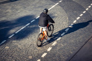 Tel Aviv, İsrail, 3 Ocak 2026 Bisikletçiler Tel Aviv 'deki Akdeniz gezinti alanı boyunca normal yaşam sürebilmek için açık hava fiziksel aktivitelerini kucaklıyorlar..