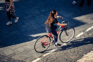 Tel Aviv, İsrail, 3 Ocak 2026 Bisikletçiler Tel Aviv 'deki Akdeniz gezinti alanı boyunca normal yaşam sürebilmek için açık hava fiziksel aktivitelerini kucaklıyorlar..