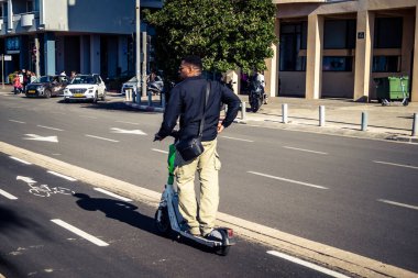 Tel Aviv, İsrail, 3 Ocak 2026 İnsanlar Tel Aviv gezinti alanı boyunca elektrikli scooterlara binerek şehrin modern şehir yaşam tarzını ve hızlı hareket kabiliyetini yansıtıyorlar..