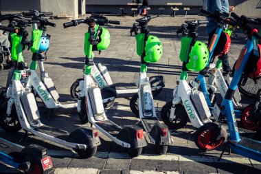 Tel Aviv, İsrail, 3 Ocak 2026 İnsanlar Tel Aviv gezinti alanı boyunca elektrikli scooterlara binerek şehrin modern şehir yaşam tarzını ve hızlı hareket kabiliyetini yansıtıyorlar..