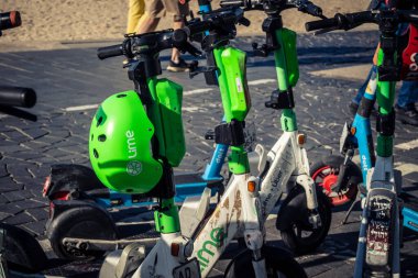 Tel Aviv, İsrail, 3 Ocak 2026 İnsanlar Tel Aviv gezinti alanı boyunca elektrikli scooterlara binerek şehrin modern şehir yaşam tarzını ve hızlı hareket kabiliyetini yansıtıyorlar..