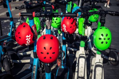 Tel Aviv, İsrail, 3 Ocak 2026 İnsanlar Tel Aviv gezinti alanı boyunca elektrikli scooterlara binerek şehrin modern şehir yaşam tarzını ve hızlı hareket kabiliyetini yansıtıyorlar..