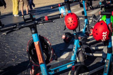 Tel Aviv, İsrail, 3 Ocak 2026 İnsanlar Tel Aviv gezinti alanı boyunca elektrikli scooterlara binerek şehrin modern şehir yaşam tarzını ve hızlı hareket kabiliyetini yansıtıyorlar..