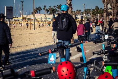 Tel Aviv, İsrail, 3 Ocak 2026 İnsanlar Tel Aviv gezinti alanı boyunca elektrikli scooterlara binerek şehrin modern şehir yaşam tarzını ve hızlı hareket kabiliyetini yansıtıyorlar..