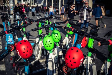 Tel Aviv, İsrail, 3 Ocak 2026 İnsanlar Tel Aviv gezinti alanı boyunca elektrikli scooterlara binerek şehrin modern şehir yaşam tarzını ve hızlı hareket kabiliyetini yansıtıyorlar..