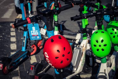 Tel Aviv, İsrail, 3 Ocak 2026 İnsanlar Tel Aviv gezinti alanı boyunca elektrikli scooterlara binerek şehrin modern şehir yaşam tarzını ve hızlı hareket kabiliyetini yansıtıyorlar..