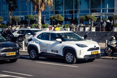 Tel Aviv, İsrail, 3 Ocak 2026 Tel Aviv şehir merkezindeki yoğun caddelerde ilerlerken, devam eden bölgesel çatışmalara ve artan güvenlik gerilimlerine rağmen kentin hareketliliğini ve akışını sürdürüyor..