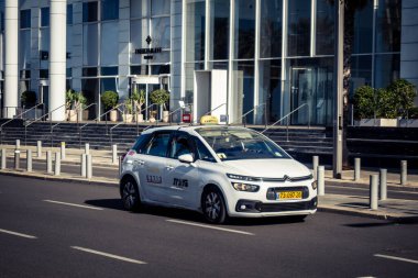 Tel Aviv, İsrail, 3 Ocak 2026 Tel Aviv şehir merkezindeki yoğun caddelerde ilerlerken, devam eden bölgesel çatışmalara ve artan güvenlik gerilimlerine rağmen kentin hareketliliğini ve akışını sürdürüyor..