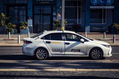 Tel Aviv, İsrail, 3 Ocak 2026 Tel Aviv şehir merkezindeki yoğun caddelerde ilerlerken, devam eden bölgesel çatışmalara ve artan güvenlik gerilimlerine rağmen kentin hareketliliğini ve akışını sürdürüyor..