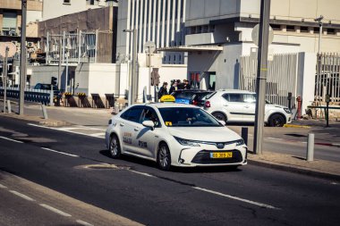 Tel Aviv, İsrail, 3 Ocak 2026 Tel Aviv şehir merkezindeki yoğun caddelerde ilerlerken, devam eden bölgesel çatışmalara ve artan güvenlik gerilimlerine rağmen kentin hareketliliğini ve akışını sürdürüyor..