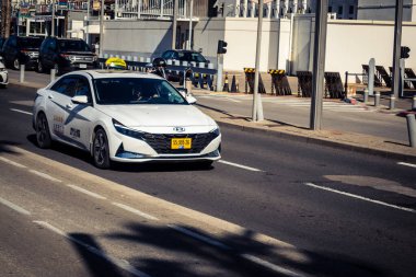 Tel Aviv, İsrail, 3 Ocak 2026 Tel Aviv şehir merkezindeki yoğun caddelerde ilerlerken, devam eden bölgesel çatışmalara ve artan güvenlik gerilimlerine rağmen kentin hareketliliğini ve akışını sürdürüyor..