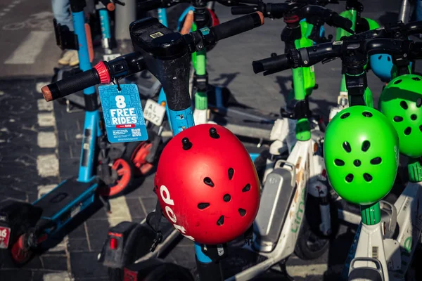 Tel Aviv, İsrail, 3 Ocak 2026 İnsanlar Tel Aviv gezinti alanı boyunca elektrikli scooterlara binerek şehrin modern şehir yaşam tarzını ve hızlı hareket kabiliyetini yansıtıyorlar..