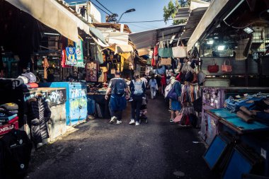 Tel Aviv, İsrail, 5 Ocak 2026, Carmel Market (Shuk HaCarmel), en büyük açık hava pazarı. Tel Aviv 'in göbeğinde yerel satıcılar ve otantik sokak sahneleri.