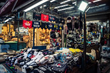 Tel Aviv, İsrail, 5 Ocak 2026, Carmel Market (Shuk HaCarmel), en büyük açık hava pazarı. Tel Aviv 'in göbeğinde yerel satıcılar ve otantik sokak sahneleri.