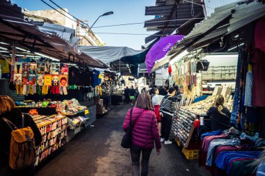 Tel Aviv, İsrail, 5 Ocak 2026, Carmel Market (Shuk HaCarmel), en büyük açık hava pazarı. Tel Aviv 'in göbeğinde yerel satıcılar ve otantik sokak sahneleri.