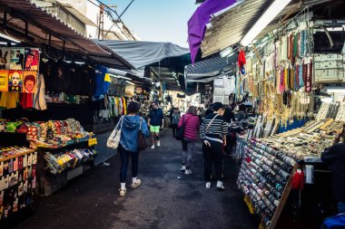 Tel Aviv, İsrail, 5 Ocak 2026, Carmel Market (Shuk HaCarmel), en büyük açık hava pazarı. Tel Aviv 'in göbeğinde yerel satıcılar ve otantik sokak sahneleri.